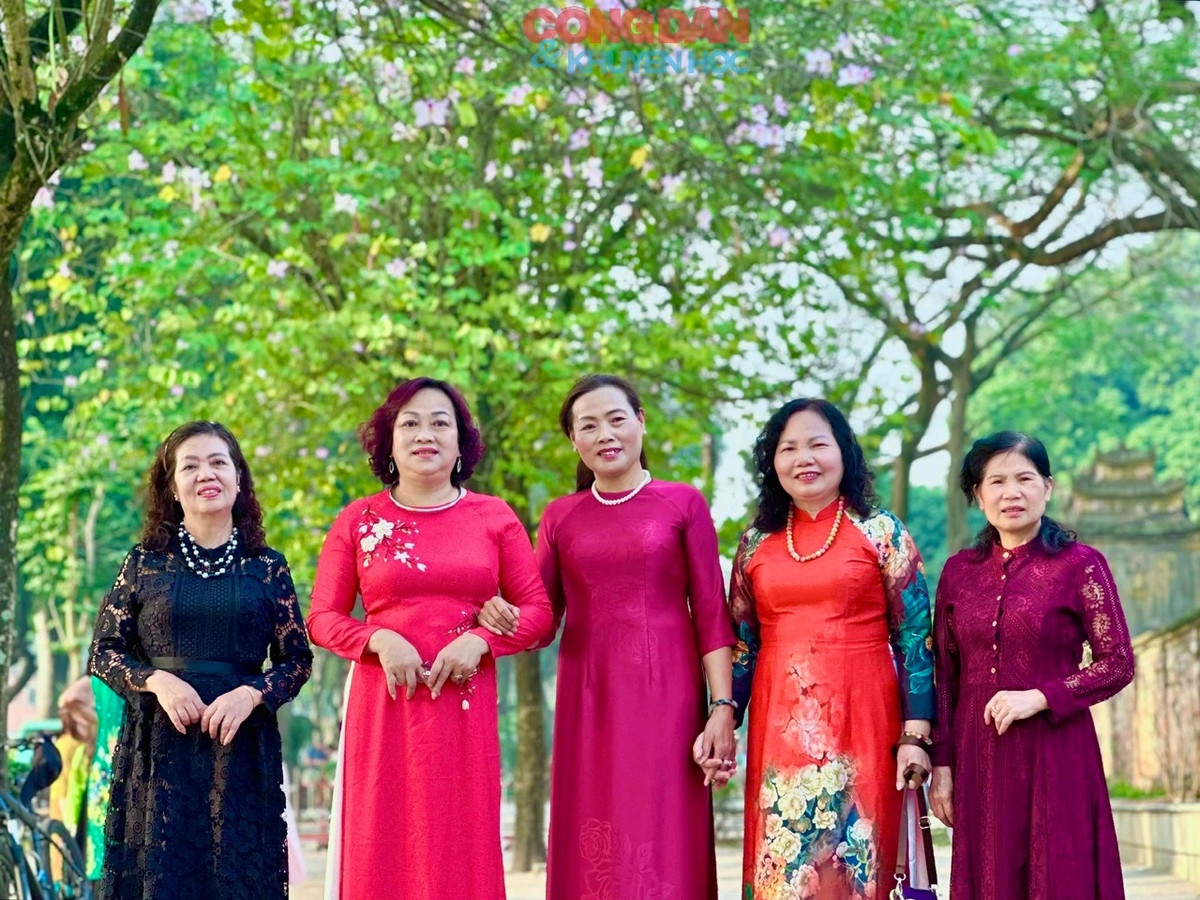 Những cánh hoa ban bung nở rực rỡ thu hút người dân cùng bạn bè đến lưu lại khoảnh khắc giao mùa. Ảnh: Đắc Quang