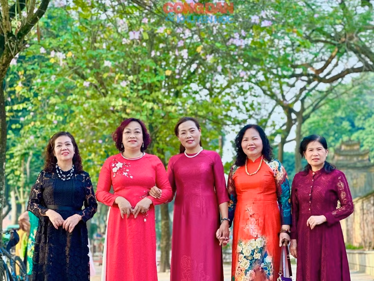 Những cánh hoa ban bung nở rực rỡ thu hút người dân cùng bạn bè đến lưu lại khoảnh khắc giao mùa. Ảnh: Đắc Quang