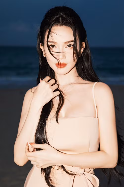 Tháng 9/2023, chia sẻ trên Vietnamnet, tình cũ của Huỳnh Phương cho biết, cô độc thân. Theo nữ ca sĩ, cô sợ các chàng trai trẻ sau nhiều cuộc tình với người kém tuổi. Ảnh: FBNV.