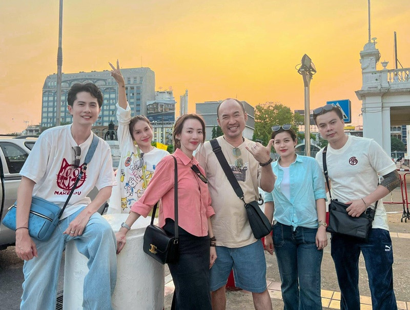 Bị các đồng nghiệp trêu chọc, Khả Như cho hay, ban đầu cô và Huỳnh Phương diễn bằng kỹ thuật, né tránh đủ kiểu nhưng bị đạo diễn yêu cầu phải hôn thật. Trong lúc tập, Khả Như rất áp lực. Ở hậu trường, cứ khi Khả Như tập cảnh hôn, các nghệ sĩ khác lại hò reo phấn khích. Còn trên sân khấu, Khả Như hài hước cho biết, cô suýt nữa đã ngất xỉu trong phân cảnh hôn. Ảnh: FBNV.