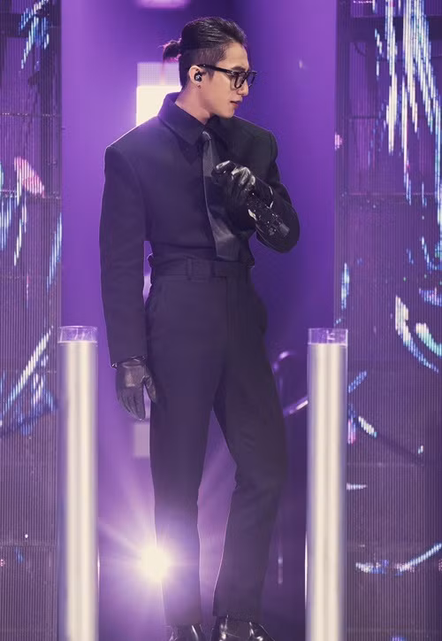 Sơn Tùng M-TP chuộng phong cách chủ tịch khi đi hát, tham gia sự kiện. Ảnh: FBNV.