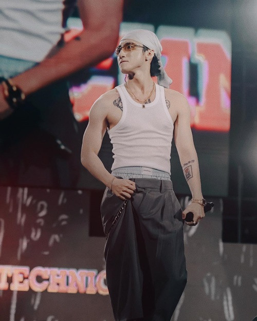 Theo hồ sơ của Sơn Tùng M-TP, anh cao 1m7 nhưng cộng đồng mạng chỉ ra rằng nam ca sĩ phải đi giày độn gót mới có chiều cao như vậy. Ảnh: FBNV.