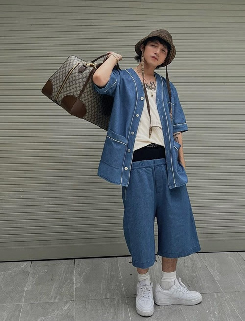 Phong cách thời trang đời thường của nam ca sĩ gốc Thái Bình cá tính, sành điệu. Ảnh: FBNV.