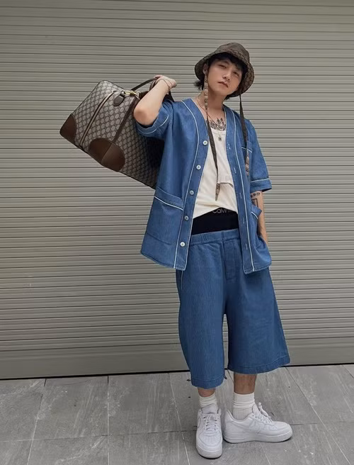 Phong cách thời trang đời thường của nam ca sĩ gốc Thái Bình cá tính, sành điệu. Ảnh: FBNV.