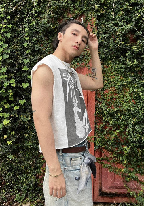 Sơn Tùng M-TP nỗ lực cải thiện vóc dáng bằng cách tập gym. Ảnh: FBNV.