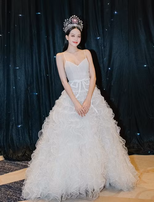 "Thanh Thủy có chiều cao tốt, đôi chân dài thẳng đẹp và các chỉ số hình thể ổn. Đặc biệt, gương mặt Thanh Thủy sắc sảo nhưng vẫn mang vẻ đẹp của người phụ nữ Việt, đậm đà nét Á Đông", bà Kim Dung nói thêm.