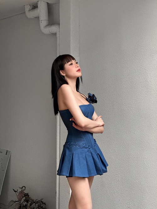 Người đẹp Đà Nẵng khoe vòng một đầy đặn mà không cần sự hỗ trợ của phụ kiện.