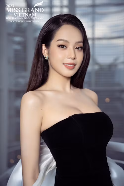 Thanh Thủy không ngại o ép vòng một.