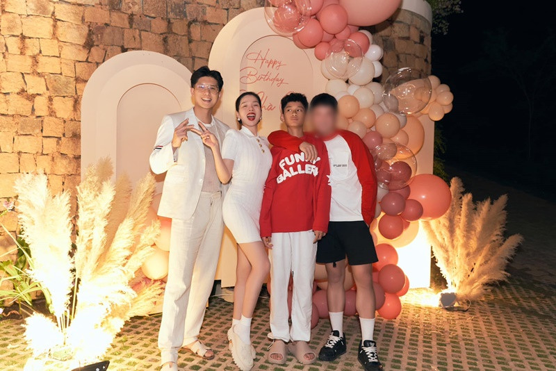 Cặp đôi "chị em" diện trang phục tông trắng, tình tứ bên nhau.