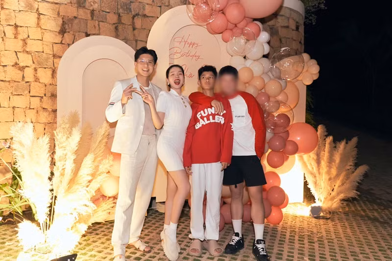 Cặp đôi "chị em" diện trang phục tông trắng, tình tứ bên nhau.