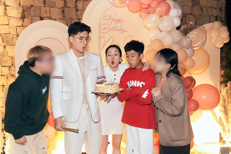  Lệ Quyên - Lâm Bảo Châu cùng thổi nến mừng tuổi mới.