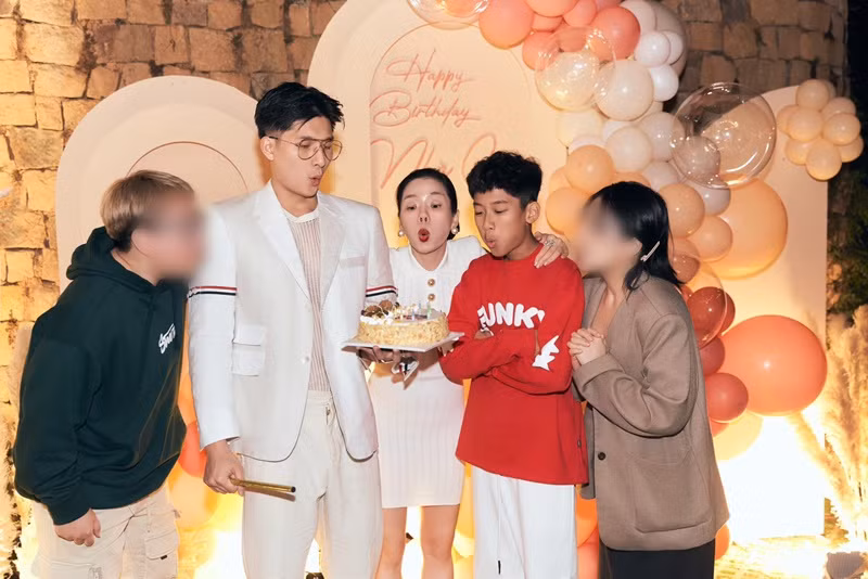  Lệ Quyên - Lâm Bảo Châu cùng thổi nến mừng tuổi mới.