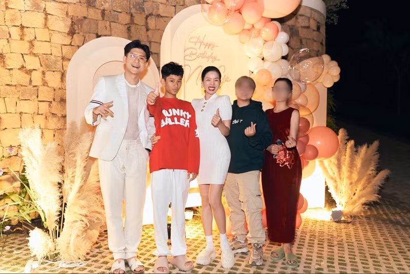 Con trai Lệ Quyên cũng góp mặt trong bữa tiệc sinh nhật của Lâm Bảo Châu.