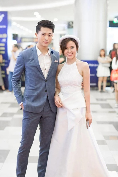 Thời gian gần đây, Midu và Harry Lu thường xuyên được dân tình nhắc đến ở khắp diễn đàn lớn nhỏ. Bởi những phân đoạn cả hai đóng cặp ở trong phim 4 năm 2 chàng 1 tình yêu đang thu hút sự chú ý mạnh mẽ từ phía công chúng, khi xem phim nhiều khán giả không khỏi xao xuyến và ra sức "đẩy thuyền" cả hai trở thành một cặp. Bên cạnh đó, Midu và Harry Lu còn sở hữu tình bạn đẹp bắt đầu từ năm 2016, tính đến nay đã gần một thập kỷ. Việc có mối quan hệ thân thiết, cùng visual "đẹp đôi" khi ở bên cạnh càng khiến công chúng mong ước hai diễn viên thật sự hẹn hò ở ngoài đời thật.