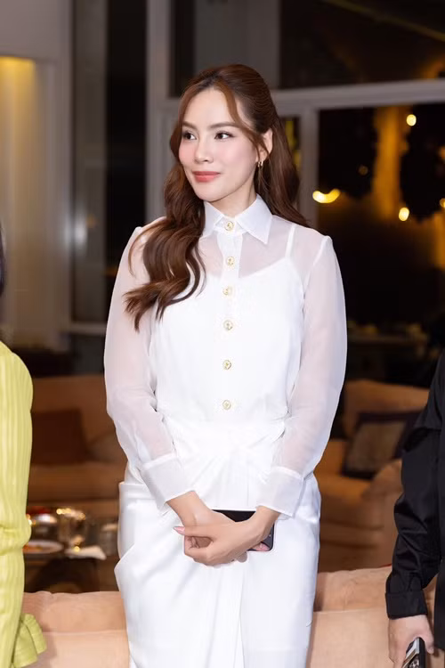 Trước khi kiện, vào tháng 11/2023, Bệnh viện thẩm mỹ Nam An bất ngờ thông báo ngừng hợp tác với Lê Hoàng Phương và tiến hành tháo gỡ tất cả các nội dung liên quan đến người đẹp. Lý do phía nhãn hàng đưa ra là Hoa hậu Lê Hoàng Phương vi phạm cam kết trong việc thực hiện nghĩa vụ đại sứ thương hiệu. Ảnh: FBNV.