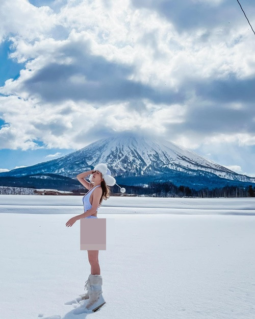 Quả thực, loạt ảnh nóng bỏng giúp hot girl người Hong Kong "hâm nóng" tên tuổi.