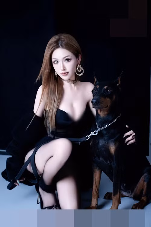 Ngô Hy Du là một người mẫu tự do. Cô sở hữu vóc dáng cân đối, khuôn mặt thanh tú, làn da trắng sứ.