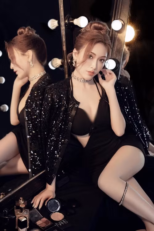 Nhan sắc của cô nàng như thôi miên người đối diện.