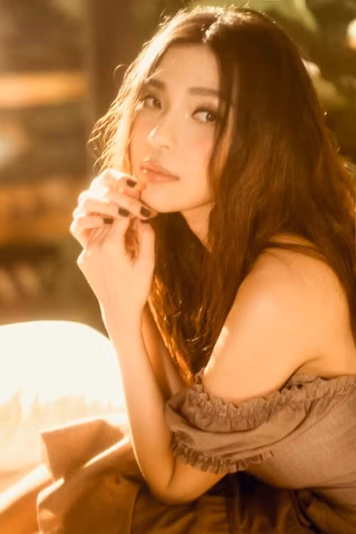 “Sẽ có những cái dễ và tất nhiên cũng sẽ có những cái khó, dễ là chúng tôi quá quen thuộc nhau rồi sẽ hiểu nhau hơn. Khó là tôi phải luôn tìm những cái mới để khán giả không cảm thấy một màu cho từng vai diễn khác nhau”, Thúy Diễm nói. Ảnh: FBNV.