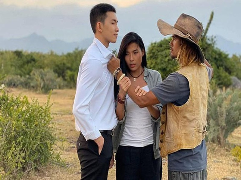 Một trong những bộ phim Thúy Diễm có nhiều cảnh nóng là Cát đỏ. “Với mối tình của Nhớ, có đến ba người đàn ông đi qua đời cô ấy nên tôi phải chuẩn bị tinh thần trước”, cô chia sẻ trên Dân Việt. Ảnh: Dân Việt.