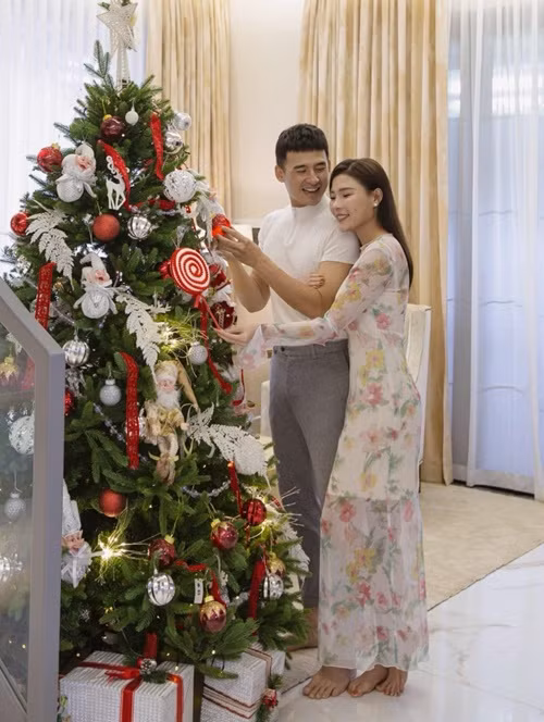 “May mắn, tôi có chồng cũng là diễn viên, luôn thấu hiểu cho tôi. Khi đọc kịch bản, biết trước sẽ có những cảnh thân mật cùng bạn diễn, tôi cũng đã nói trước với chồng để báo cáo. Chồng và gia đình luôn ủng hộ, tin tưởng tôi hết lòng”, Thúy Diễm chia sẻ trên Tiền Phong. Ảnh: FBNV.