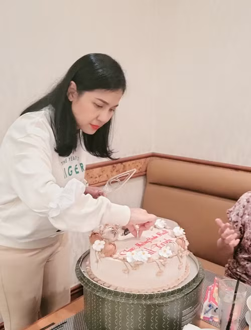 "Hôm nay xét nghiệm máu tổng quát bác sĩ nói do Trinh có tập thể dục và ít ăn tinh bột nên kết quả rất tốt. Hãy tiếp tục duy trì nếp sống xanh như vậy chị Trinh nha! Nghe bác sĩ khen Trinh mừng cay mắt, công sức tập luyện đã có quả ngon. Hạnh phúc nào bằng", Việt Trinh chia sẻ.