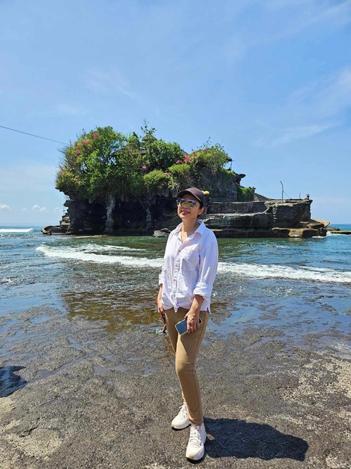 Ở tuổi 52, Việt Trinh giữ được vóc dáng thon gọn.