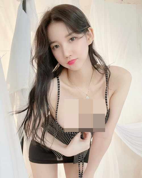 Cô nàng vẫn cố tình "phơi bày" vòng một.