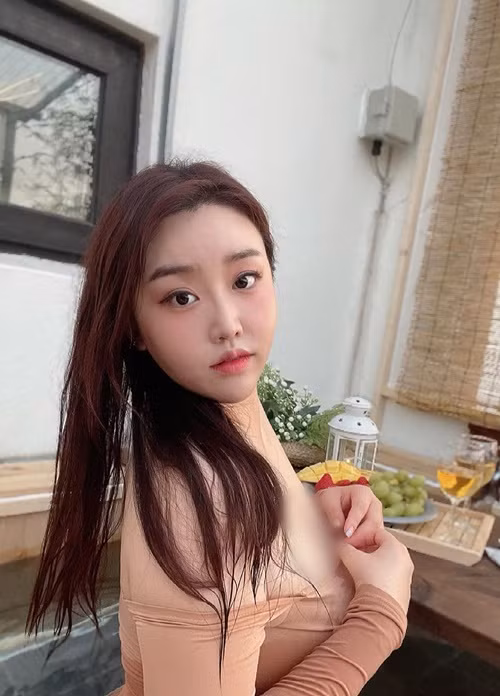 Hot girl khoe đường cong nóng bỏng trong các mẫu áo tắm cắt xẻ táo bạo.