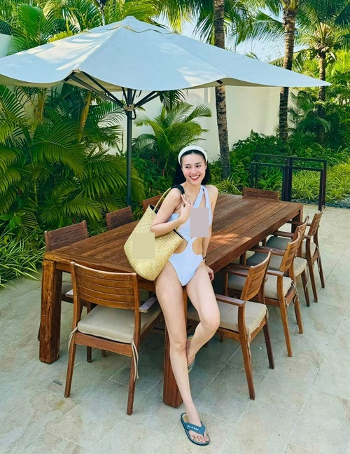 Nữ diễn viên khoe chân dài nuột nà với bikini một mảnh.