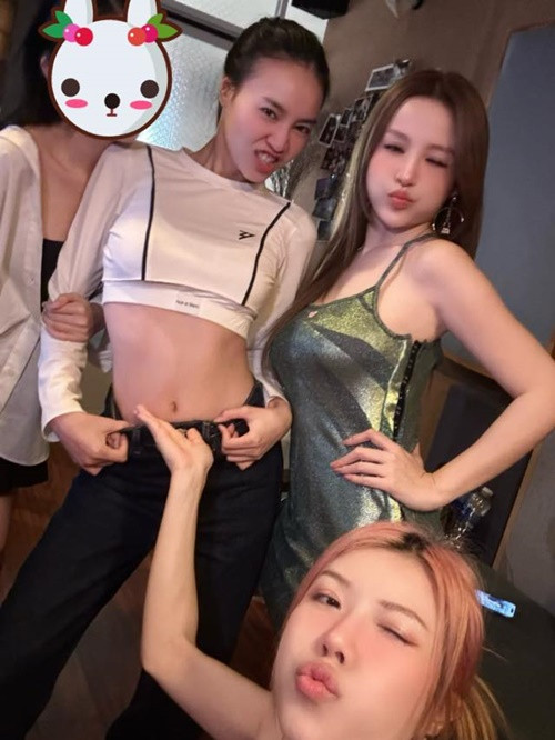 Mới đây, Trang Pháp đăng tải hình ảnh Lan Ngọc khoe eo thon gọn để thay cô bạn thân phủ nhận tin đồn bầu bí.