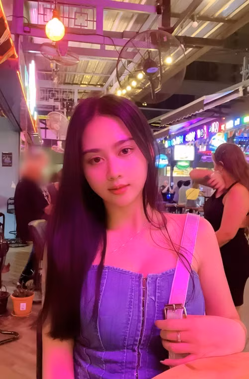 Bạn gái Hoài Lâm giữ sự chừng mực về độ gợi cảm của trang phục.