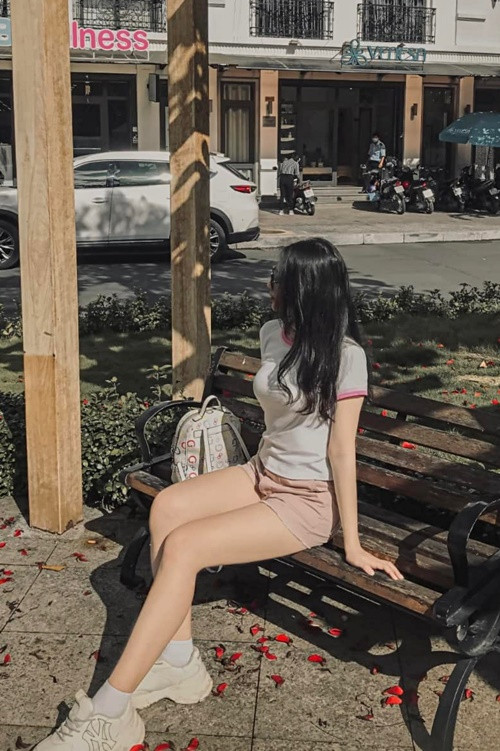 Ở đời thường, Kim Ngân chuộng trang phục nữ tính.