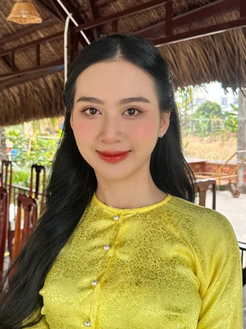 Với lợi thế ngoại hình, Kim Ngân hiện làm người mẫu.