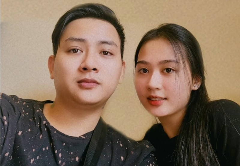 Bạn gái Hoài Lâm chỉ ít lần xuất hiện trong livestream của nam ca sĩ.