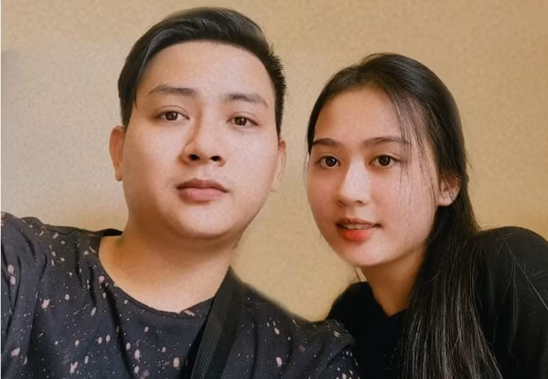 Bạn gái Hoài Lâm chỉ ít lần xuất hiện trong livestream của nam ca sĩ.