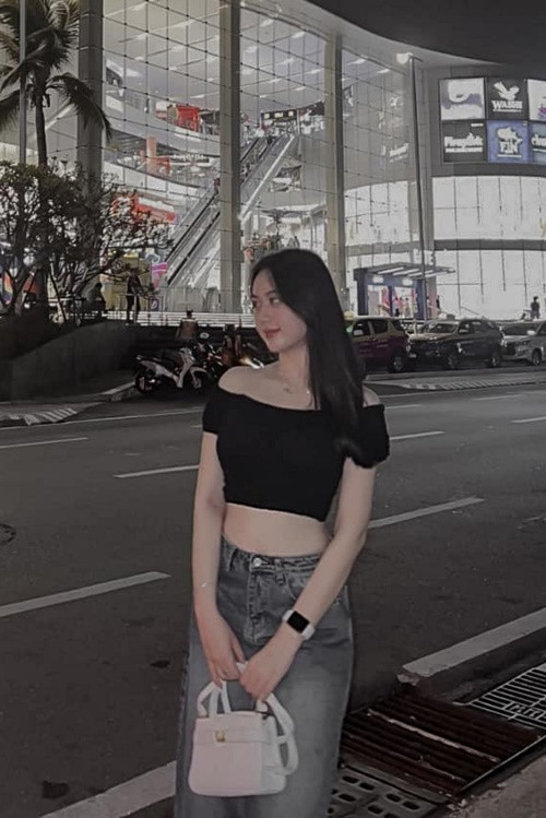 Cô yêu thích trang phục hở eo, vai.