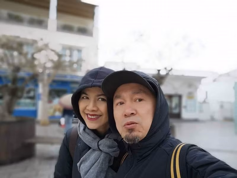 "Cô ấy luôn có mặt trong những đêm nhạc của tôi, bình thản nhìn tôi và anh Trung thăng hoa trong âm nhạc. Không ít lần từ trên sân khấu, tôi đã nhìn thấy Lan vỗ tay hết mình và say mê nghe tôi hát. Không ít lần, tôi đã cảm thấy rất xúc động vì hình ảnh đó, vì nó thật đẹp. Hay cái cách Lan thay tôi chăm sóc bọn trẻ trong từng động tác nhỏ, cũng như cách các con tôi quý mến Lan. Nếu thiếu đi những hành xử văn minh ấy từ phía Lan và bàn tay chăm sóc của Lan với các con tôi, chắc chắn tôi và anh Trung đã không thể cùng nhau làm được nhiều điều như thế trong âm nhạc, cả khi không còn sống cùng nhà", Thanh Lam nói về nửa kia của chồng cũ. Ảnh: FBNV.