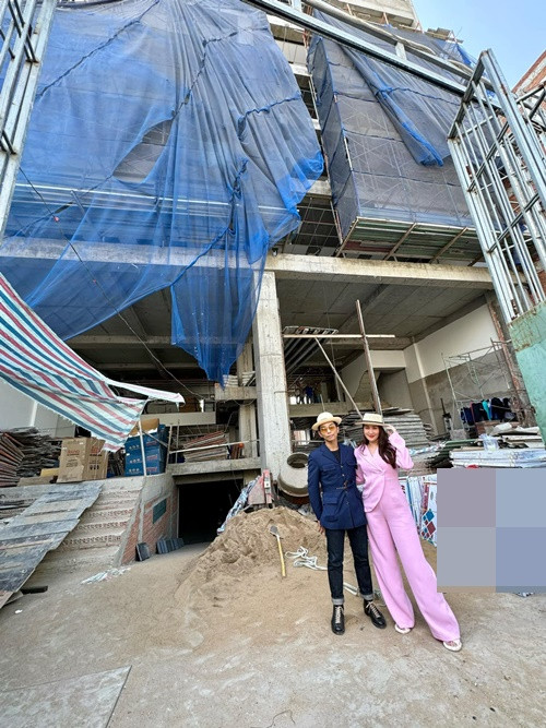 Gần đây, cặp đôi gây chú ý khi khoe một căn nhà bề thế đang được xây dựng.