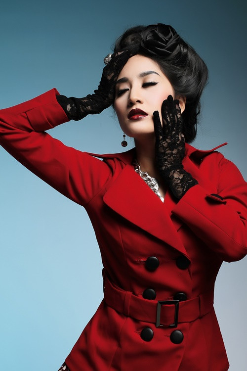 Phan Hiển còn viết về Khánh Thi: “Trong mắt anh em luôn là 1 người phụ nữ thông minh, xinh đẹp, giỏi giang và là 1 người mẹ tuyệt vời. Dù ai có nói ra nói vào và chê em thế nào đi chăng nữa thì vẫn luôn là người tuyệt vời nhất đối với anh. Cảm ơn em đã hy sinh rất nhiều để anh có được mọi thứ. Mãi yêu em. Nữ hoàng của anh”.