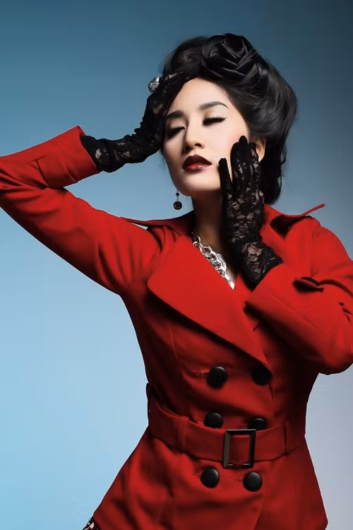 Phan Hiển còn viết về Khánh Thi: “Trong mắt anh em luôn là 1 người phụ nữ thông minh, xinh đẹp, giỏi giang và là 1 người mẹ tuyệt vời. Dù ai có nói ra nói vào và chê em thế nào đi chăng nữa thì vẫn luôn là người tuyệt vời nhất đối với anh. Cảm ơn em đã hy sinh rất nhiều để anh có được mọi thứ. Mãi yêu em. Nữ hoàng của anh”.