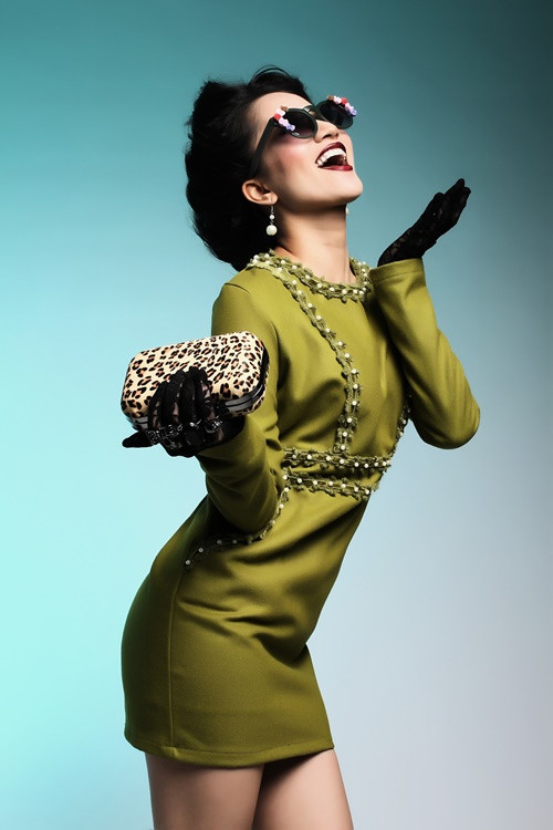 “Chúc bà hoàng của tôi sinh nhật vui vẻ. Bà thu hết tiền lương hằng tháng thì bà tự mua quà đi nhé”, chồng trẻ của Khánh Thi hài hước nhắn nhủ vợ.