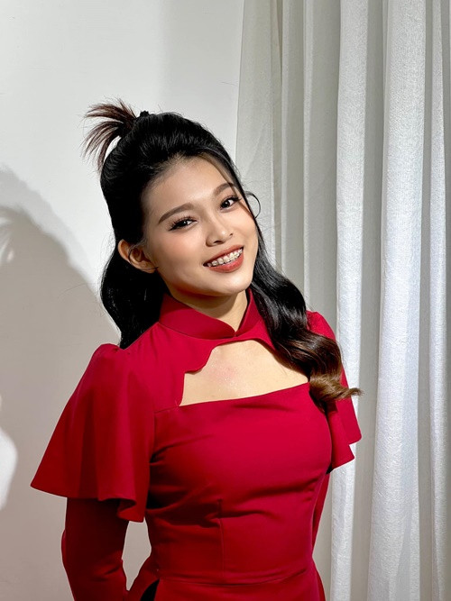 Tuyết Nhung được ca sĩ Mạnh Quỳnh nhận làm con nuôi sau khi Phi Nhung qua đời. Trong cuộc phỏng vấn với Dân Trí, Tuyết Nhung chia sẻ, cha nuôi không chỉ dạy cô cách hát mà còn dạy cô cách đối nhân xử thế và những điều hay lẽ phải trên đời. Ảnh: FBNV.