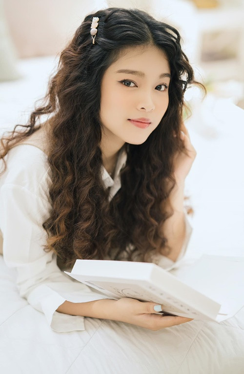 "Nhiều cô chú anh chị chúc mừng em quá. Em cũng không ngờ tới luôn. Cảm ơn cả nhà đã yêu thương em. Em hài lòng với những gì em đã, đang có và đang chọn, em nhất định sẽ hạnh phúc, cả nhà yên tâm nha. Em chắc chắn sẽ cân bằng được giữa gia đình và sự nghiệp", Tuyết Nhung lên tiếng về việc sớm lên xe hoa. Ảnh: FBNV.