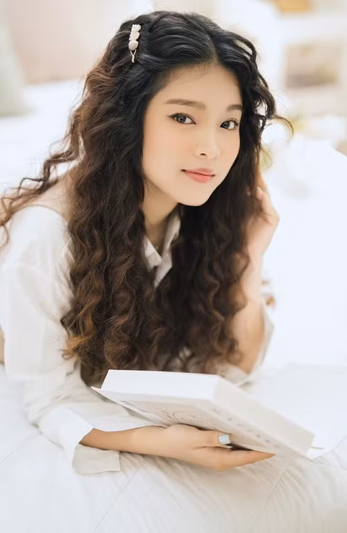 "Nhiều cô chú anh chị chúc mừng em quá. Em cũng không ngờ tới luôn. Cảm ơn cả nhà đã yêu thương em. Em hài lòng với những gì em đã, đang có và đang chọn, em nhất định sẽ hạnh phúc, cả nhà yên tâm nha. Em chắc chắn sẽ cân bằng được giữa gia đình và sự nghiệp", Tuyết Nhung lên tiếng về việc sớm lên xe hoa. Ảnh: FBNV.