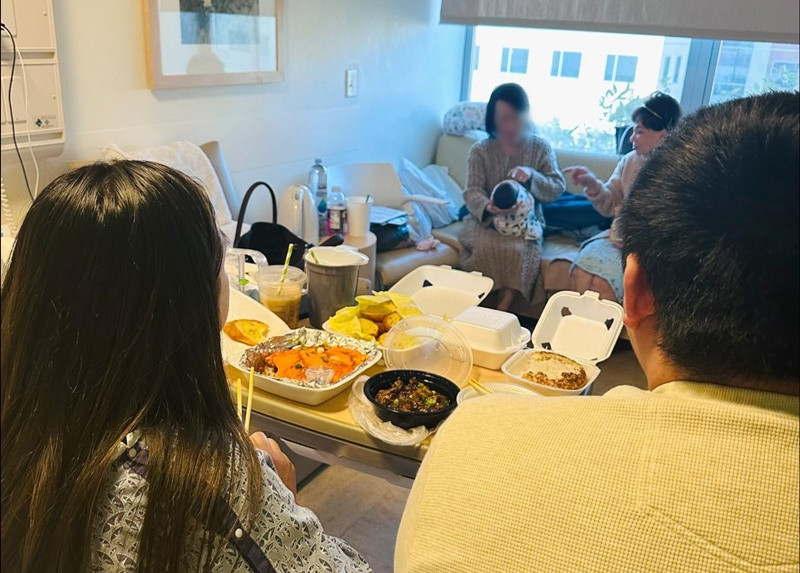 Chị của Trizzie Phương Trinh là mẹ nuôi của Wendy, còn mẹ của Trizzie Phương Trinh là mẹ nuôi của Phi Nhung. Cả hai đều đến thăm Wendy lúc cô sinh nở. Ảnh: FBNV.