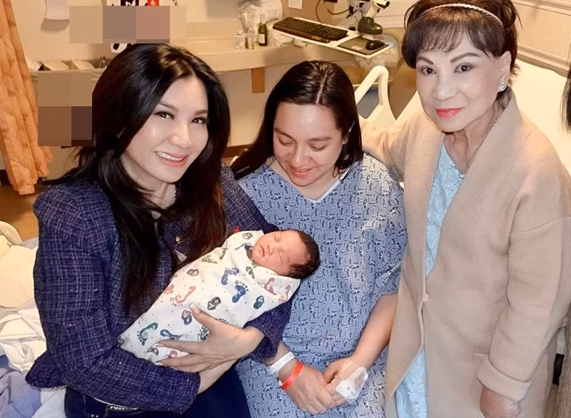 Nữ ca sĩ Trizzie Phương Trinh (ngoài cùng bên trái) cho biết, Wendy Phạm - con ruột của cố ca sĩ Phi Nhung sinh con thứ ba vào ngày 8/3 tại Mỹ. Ảnh: FBNV.