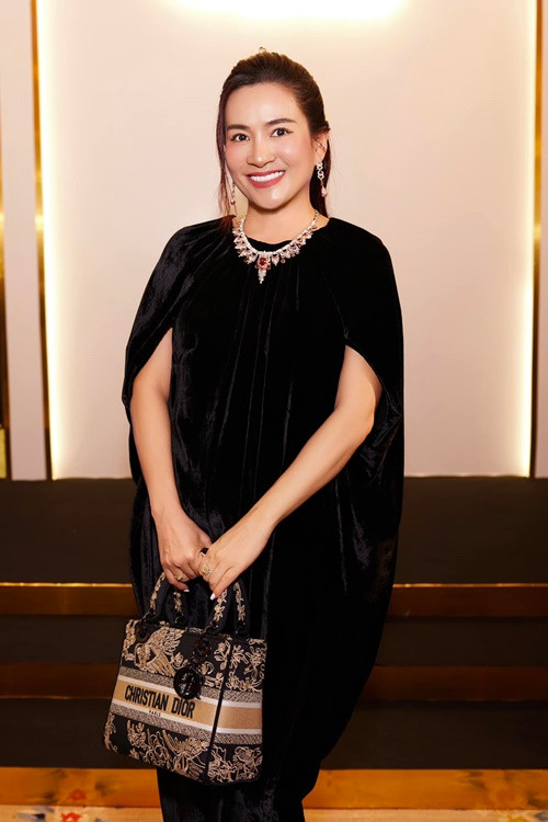 Nữ doanh nhân từng bị chê kém sắc so với chồng nhưng nay "lột xác" đến ngỡ ngàng.