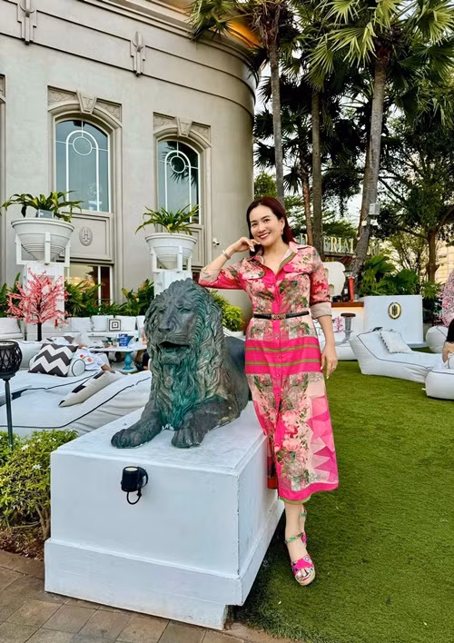 Vợ Bình Minh có gu ăn mặc tinh tế. Khi đi sự kiện, cô thường chọn phong cách quý phái còn ở đời thường, Anh Thơ chuộng váy áo nữ tính, hoặc trang phục năng động.