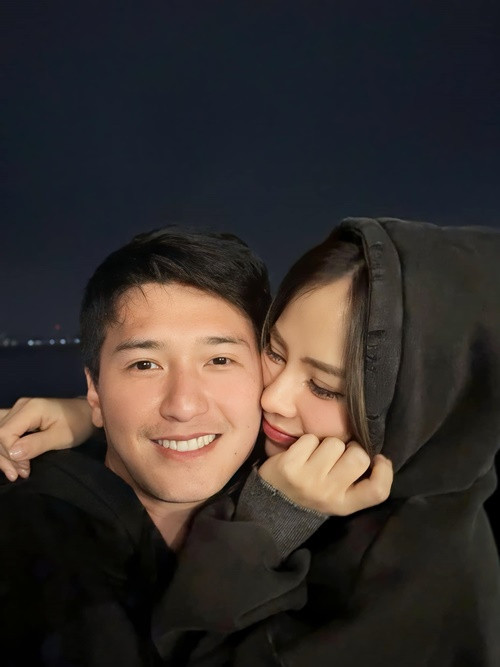 Năm 2021, nam diễn viên đã cầu hôn bạn gái.